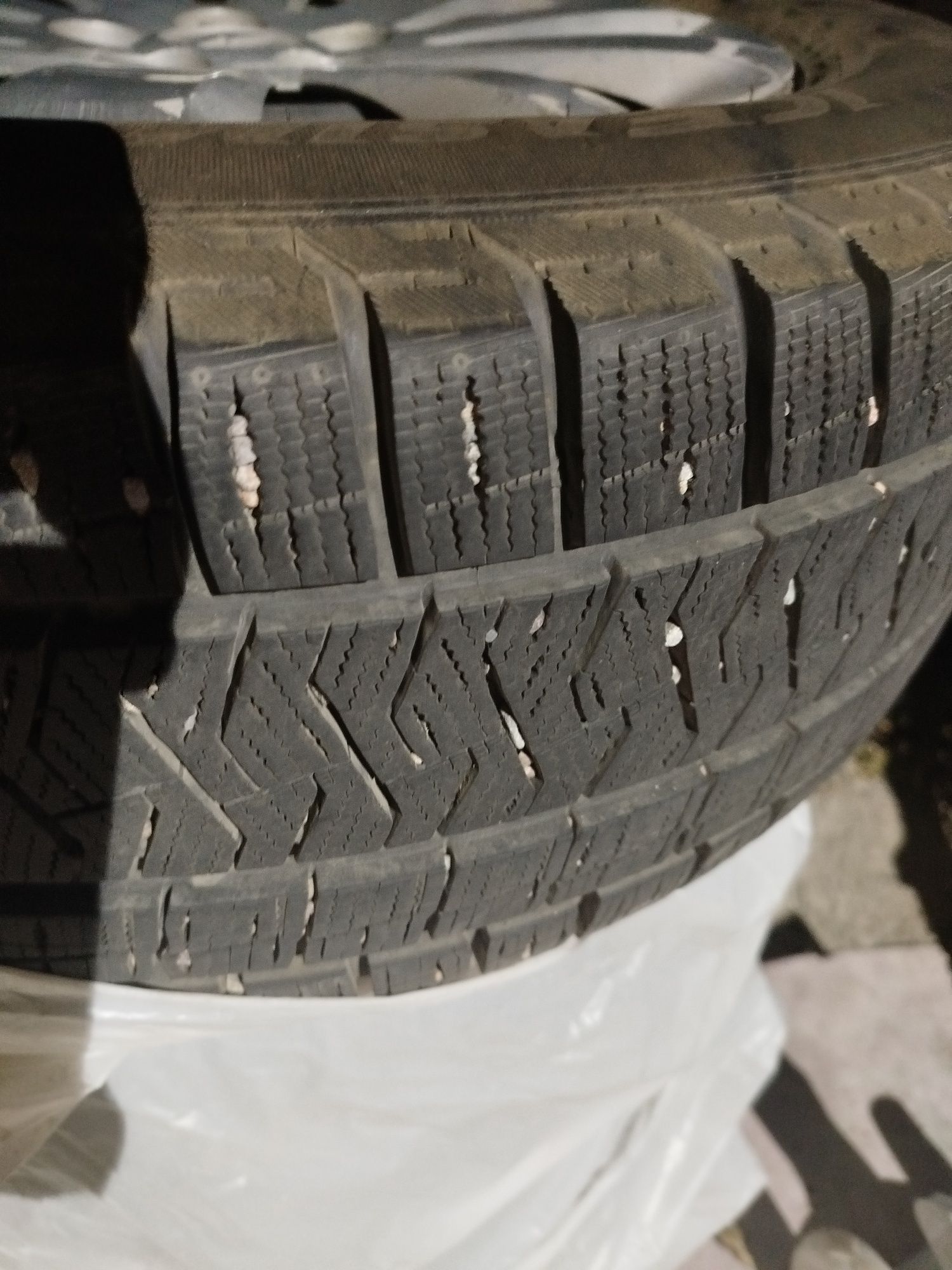 Продам Шины Pirelli в отличном состоянии протекторы 90% зимние липучки