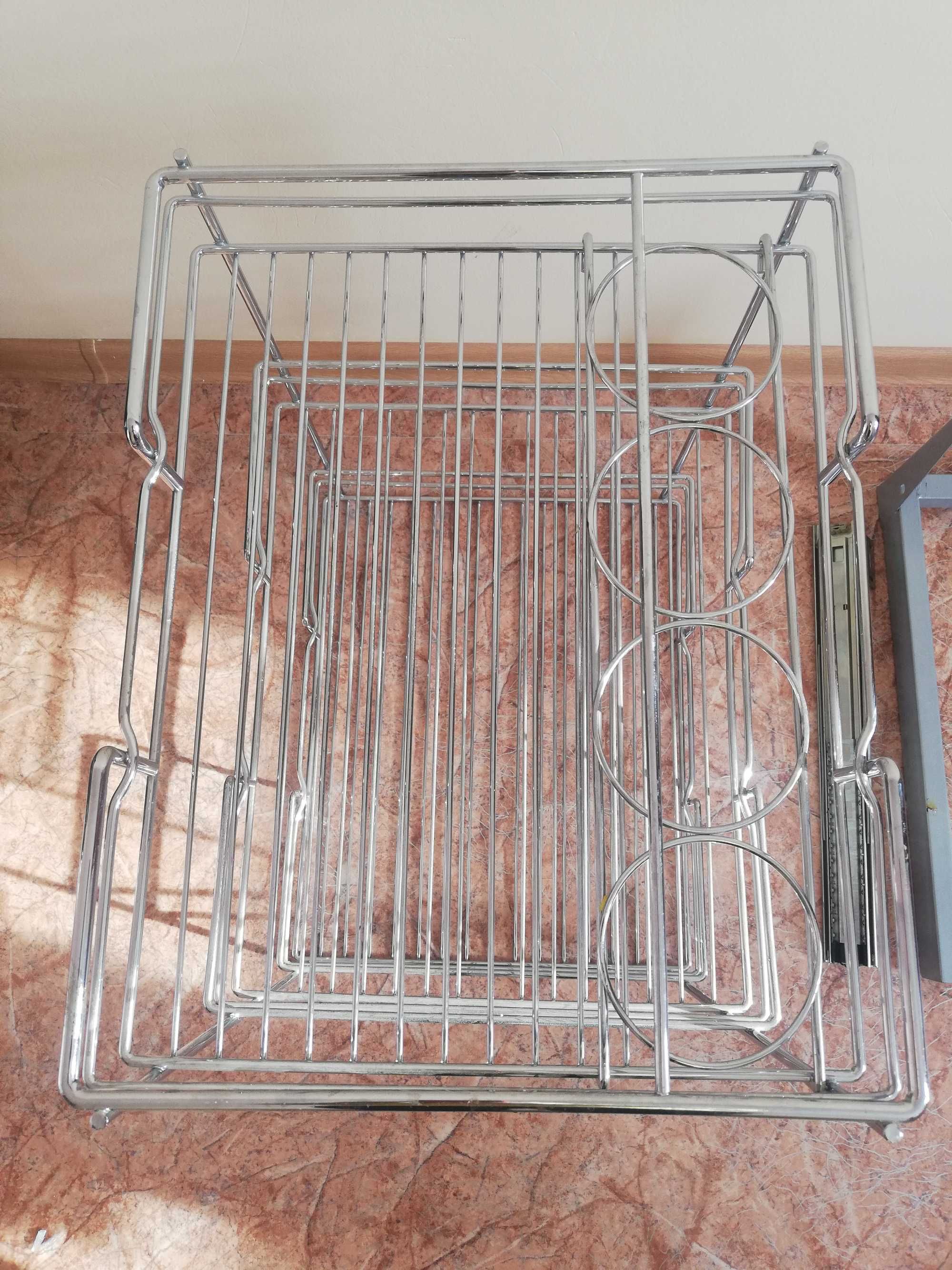 Продам выдвижную корзину для кухни б/у