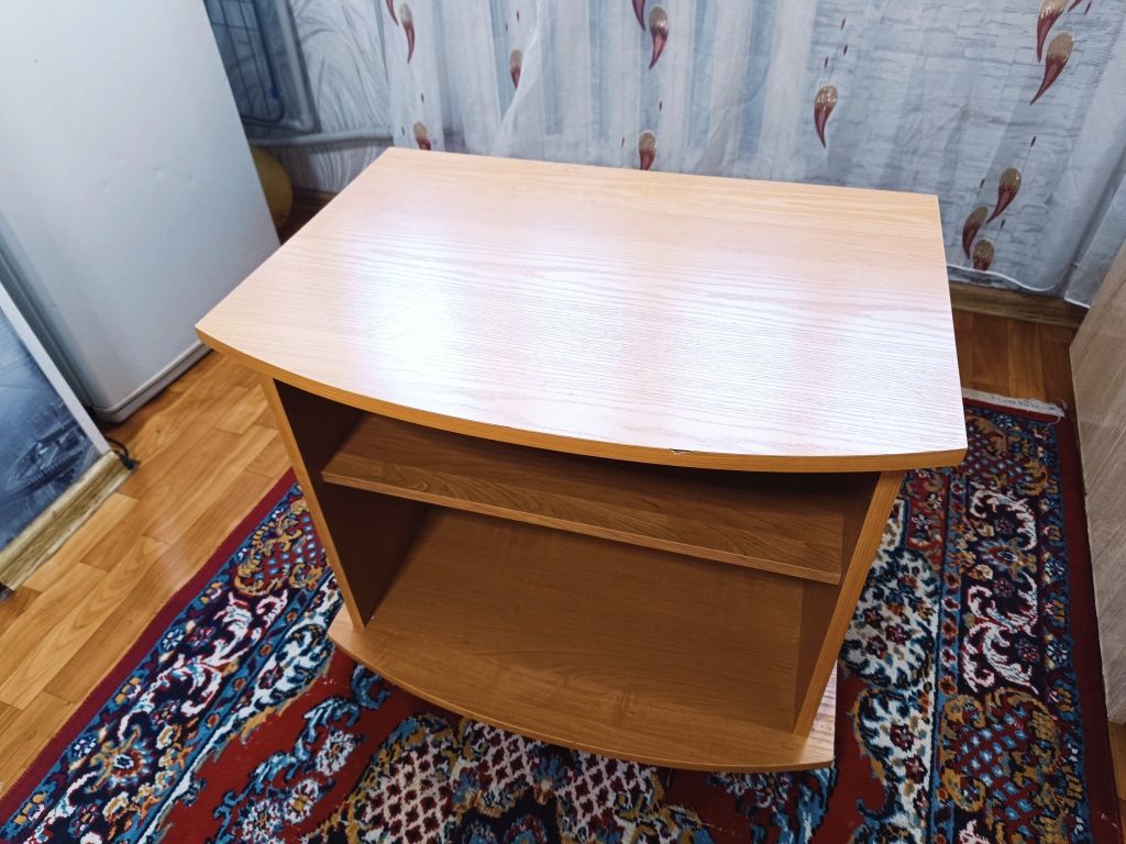Тумба под телевизор, журнальный столик на колёсиках
