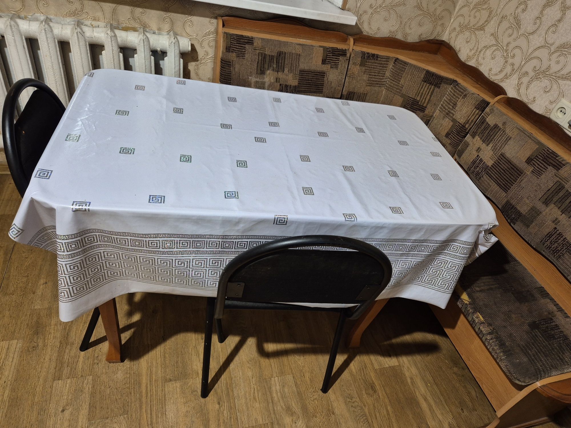 Кухонный стол со стульями