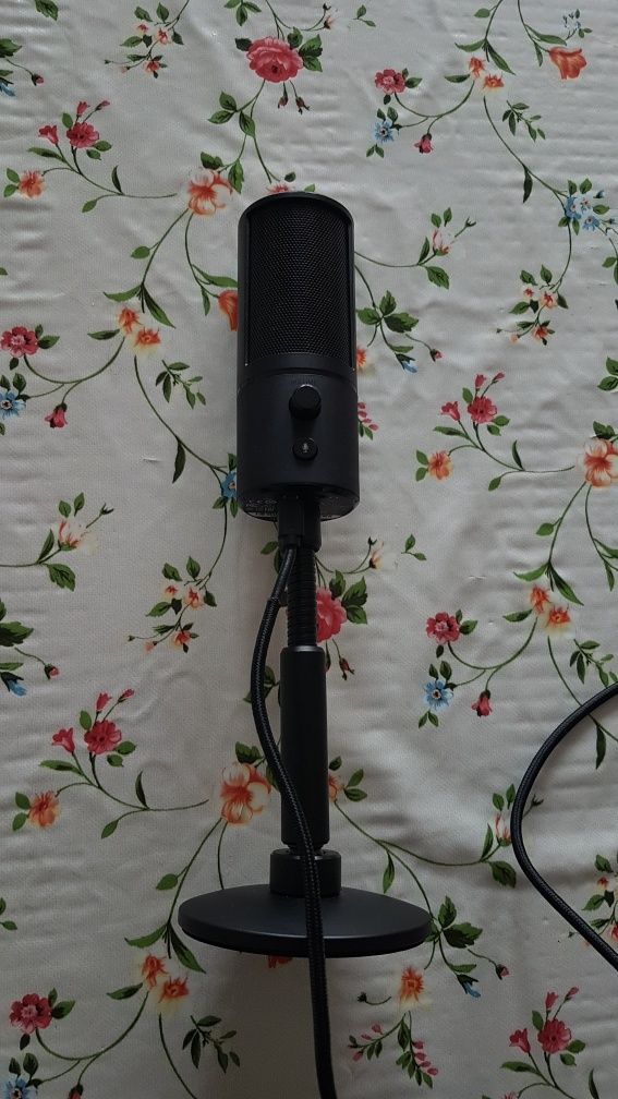 Микрофон Razer Seiren Emote
