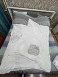 Два детских одеяла с пододеяльниками и наволочками
