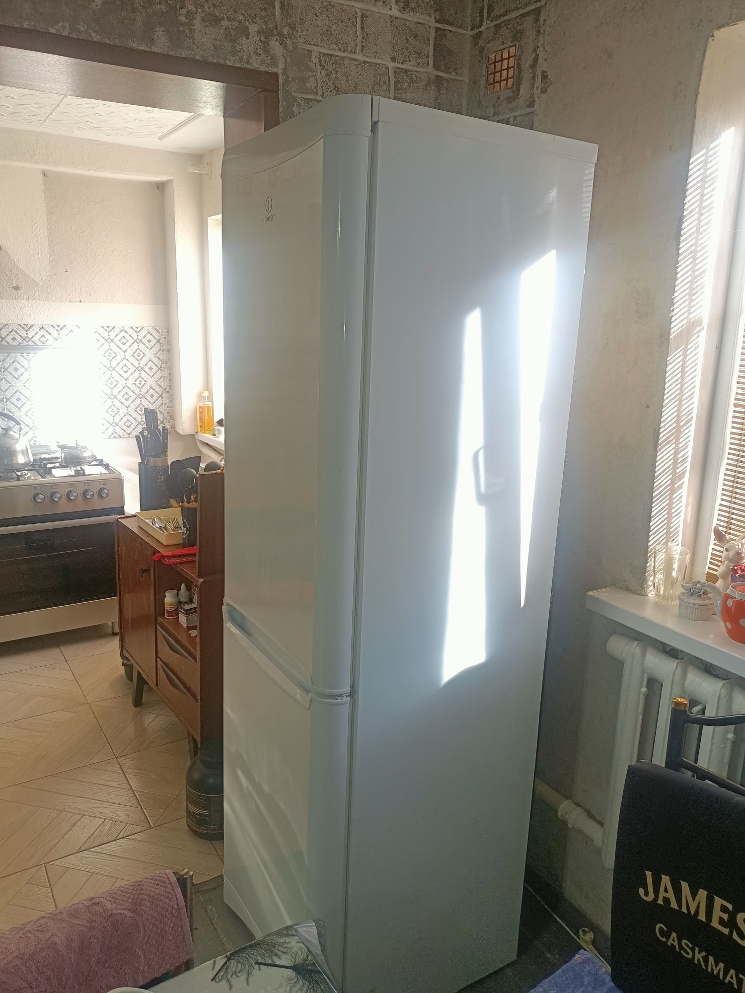 Продам Холодильник Индезит , не низкий высокий .