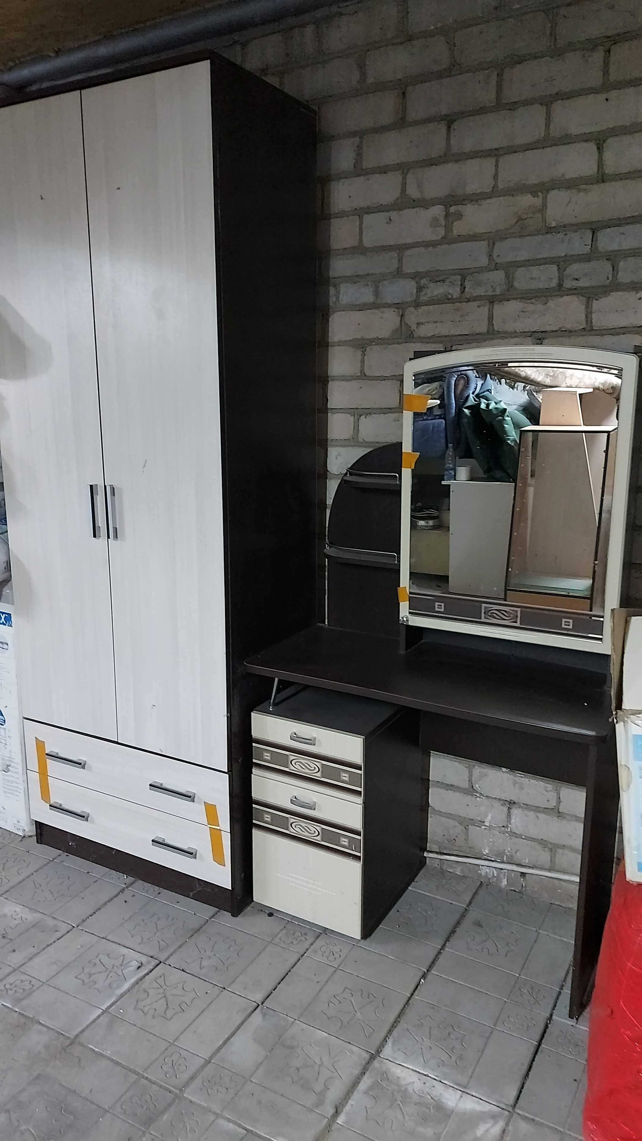 Продам трюмо для спальни белое и кофе с молоком