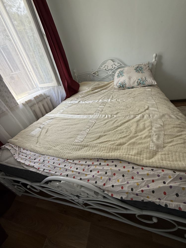 Продам кровать с матрасом