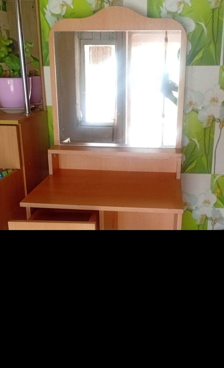 Продам прихожую, туалетный столик, подставку под телевизор