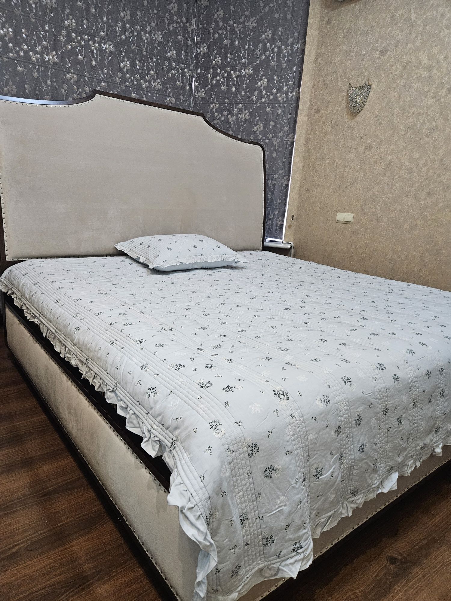 Продам большую кровать с матрасом