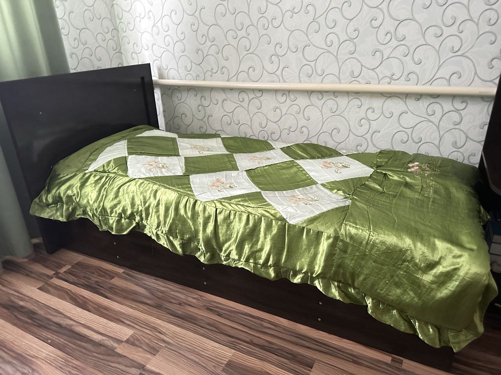 Кровать с матрасом