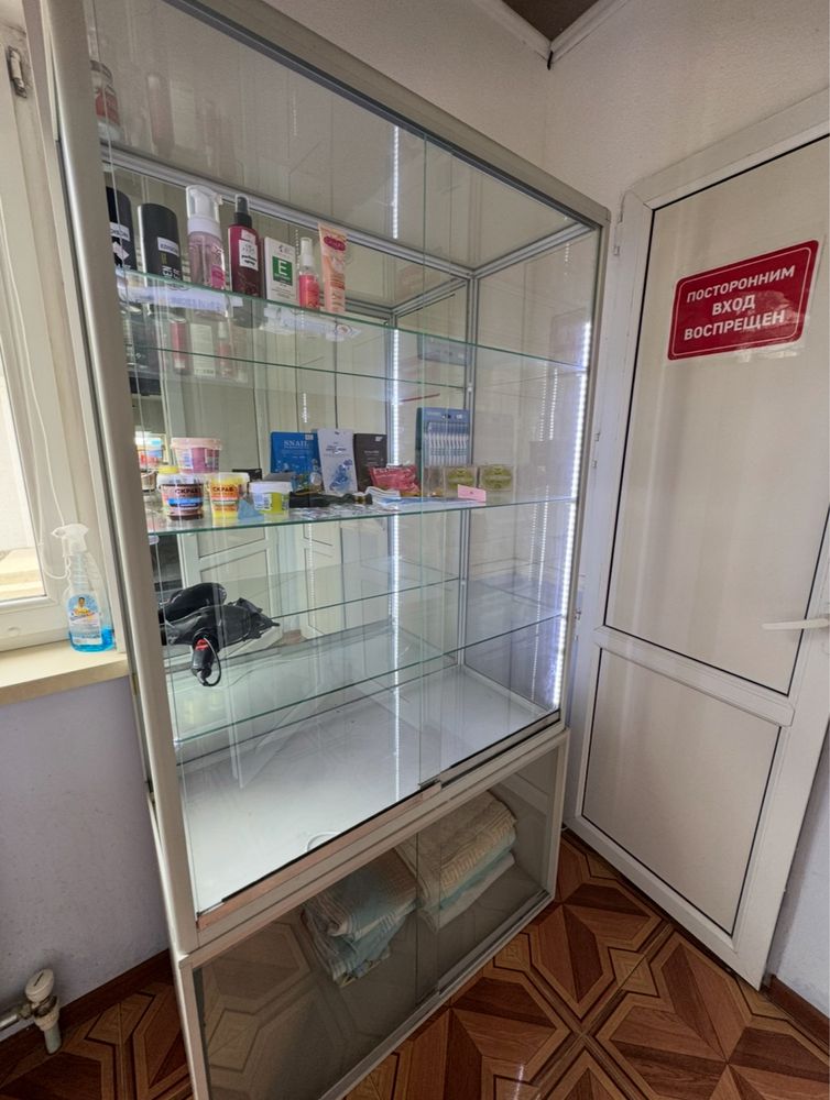 Продам стеклянную витрину