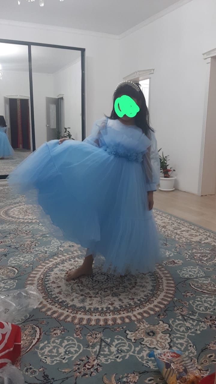 Қыз балаға көйлек сатылады