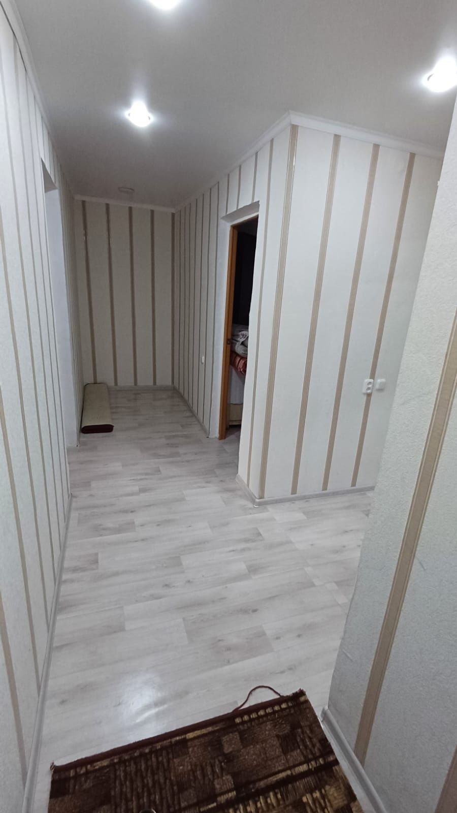 Сдам 2х комнатную квартиру. На длительный срок.  100 000 + ком.услуги.