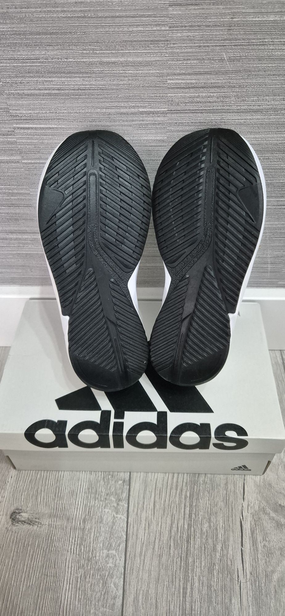 Кроссовки Adidas новые размер 32 без торга