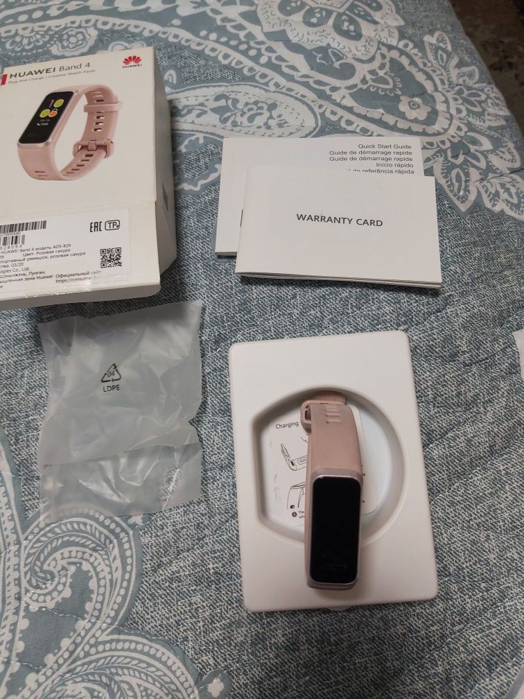 Фитнес браслет Huawei band 4