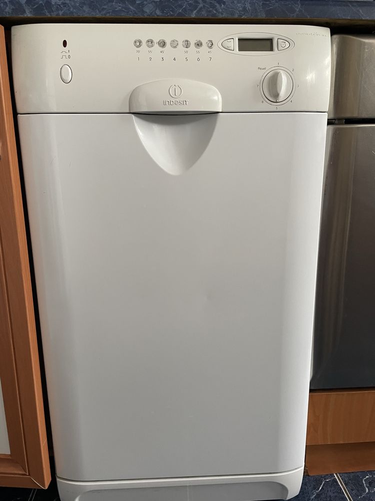 Продам посудомоечную машину Indesit