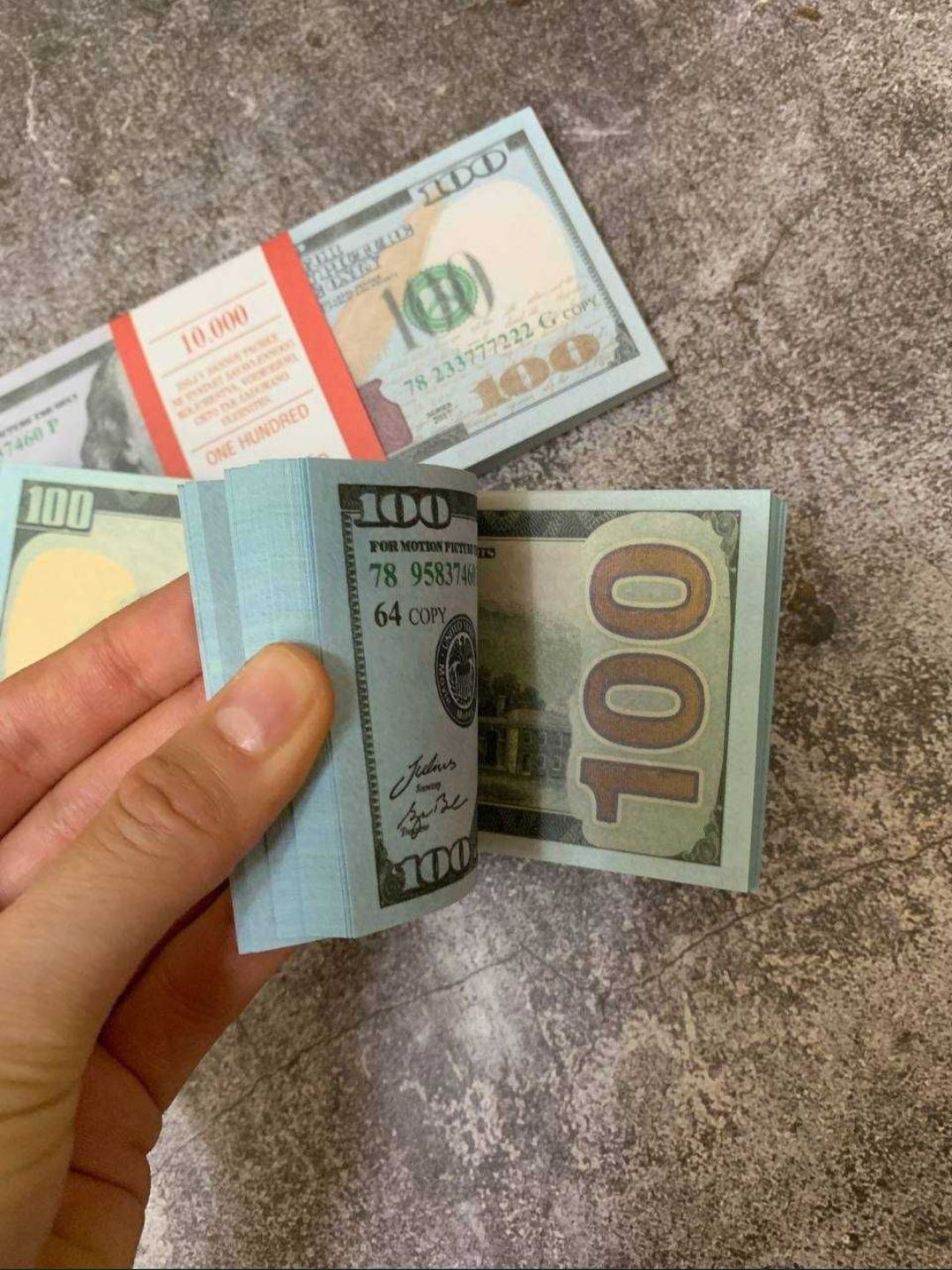 Бутафорские купюры долларов 
Пачка 1000 
В каждом пачке 80-100 штук