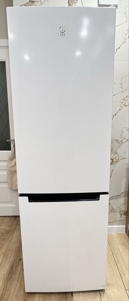 Холодильник indesit