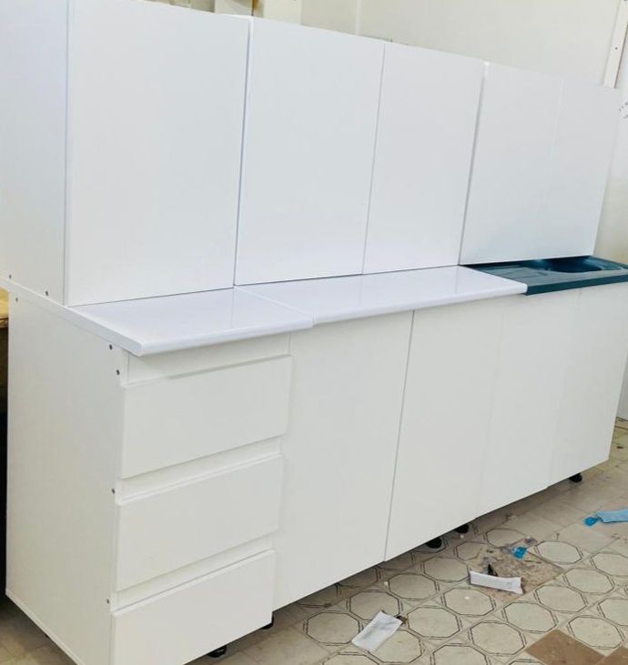 Срочно продам абсолютно новый кухонный гарнитур Азия бренд,цвет белый,
