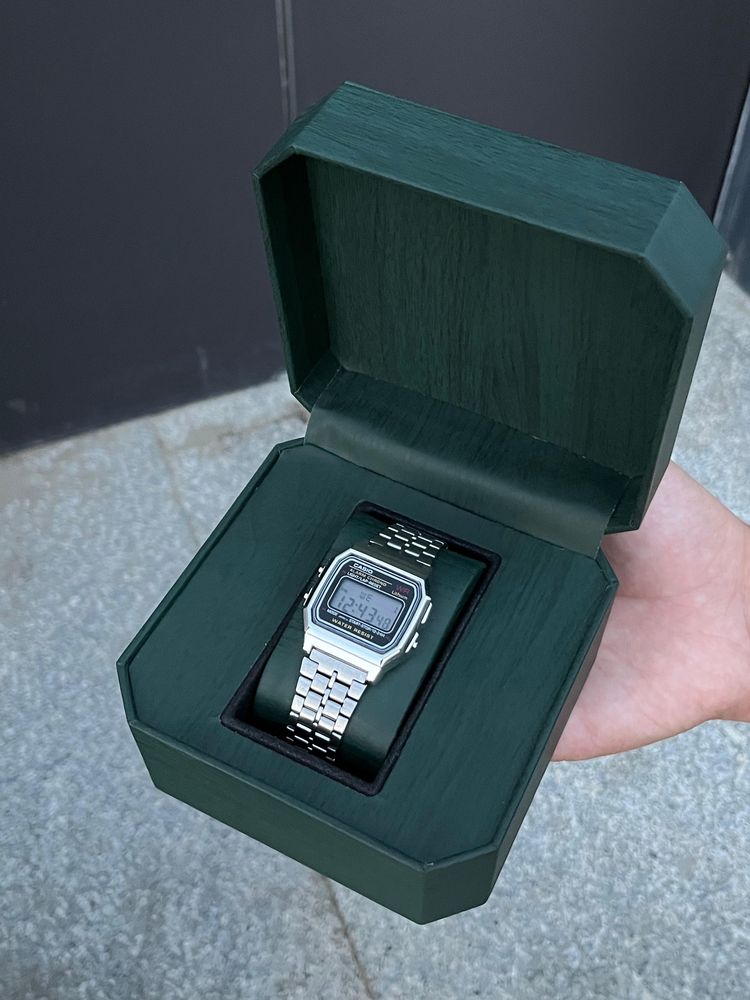 Часы от брендов:Patek Philippe,Roleх,Casio и те самые арабские.