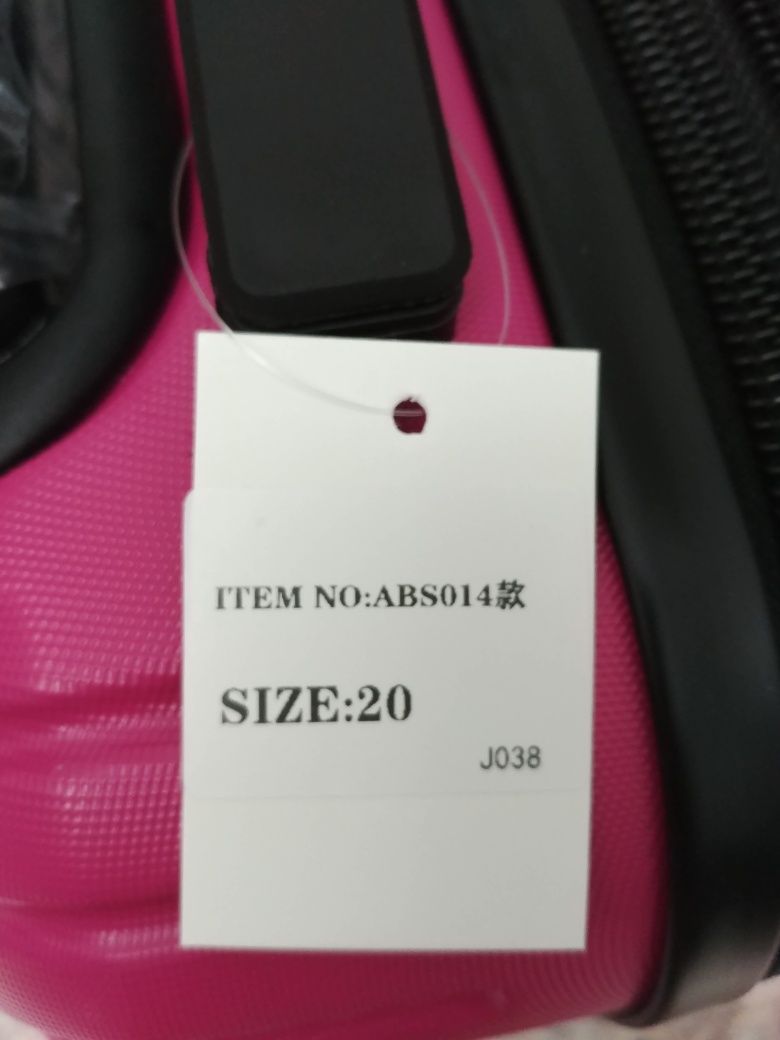 Продаю новый малиновый чемодан