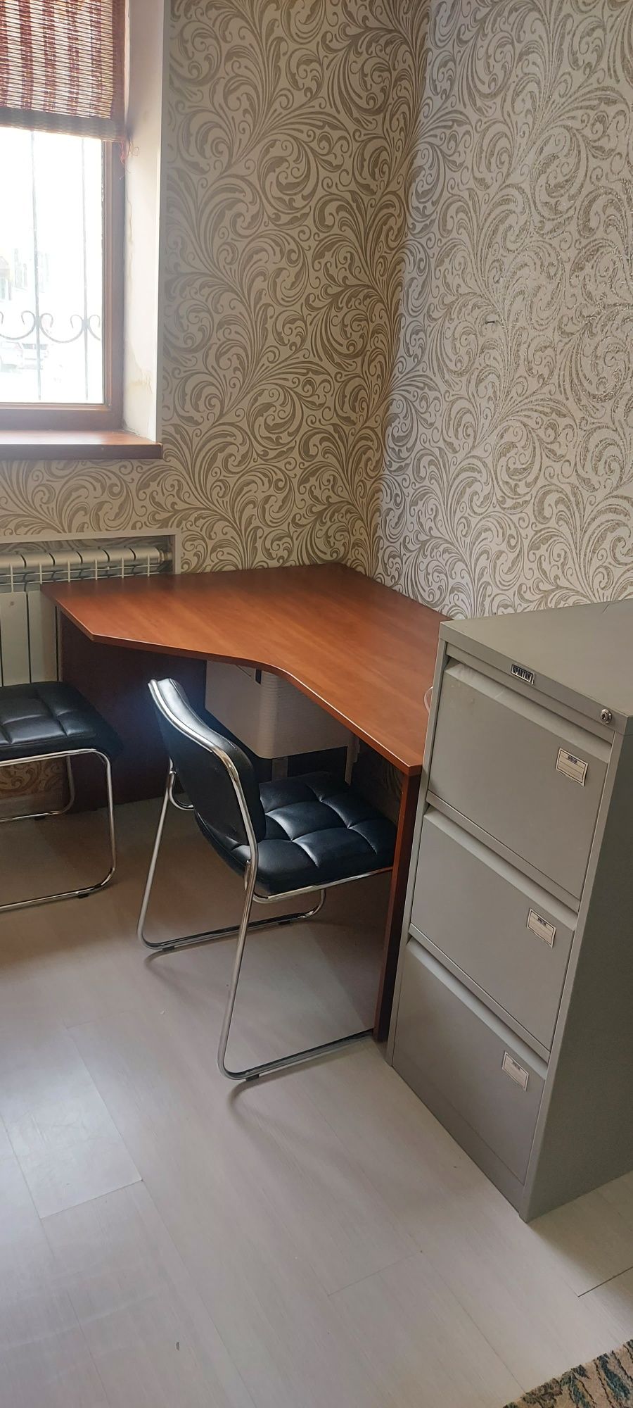 Продаётся офисные мебели срочно