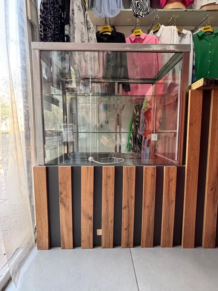 Продам витриный холодильник