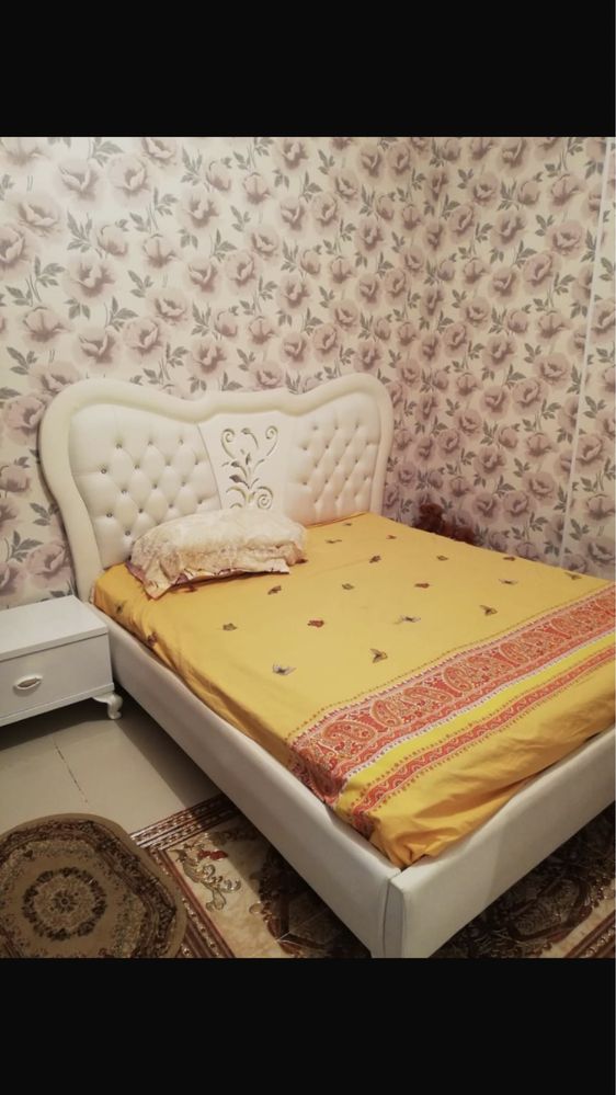 Продам кровать, тумба с зеркалом, пуфик