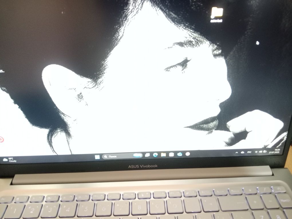 Обменяю мощный ноутбук на айфон. Модель: ASUS vivobook 15