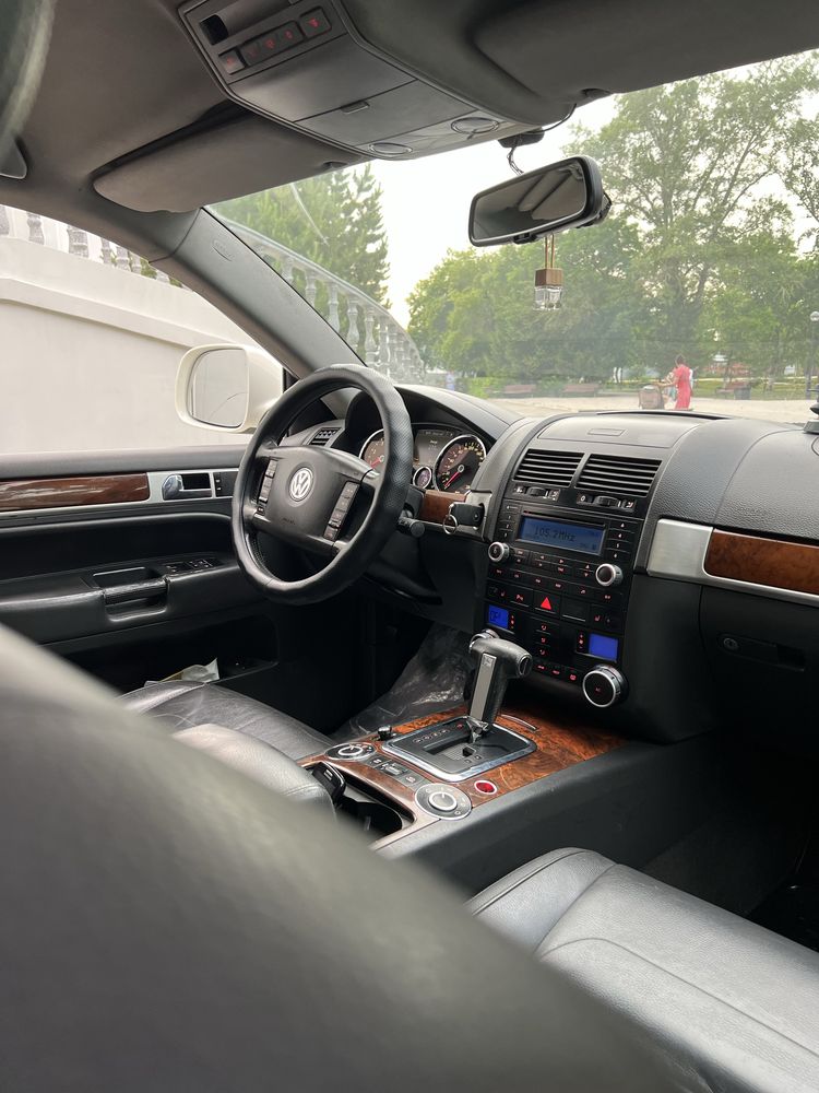 Кроссовер!  Volkswagen Touareg!! Полный привод !! В шикарном белом цве