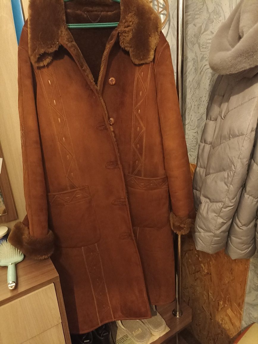 Продам лёгкую, теплую дубленку.