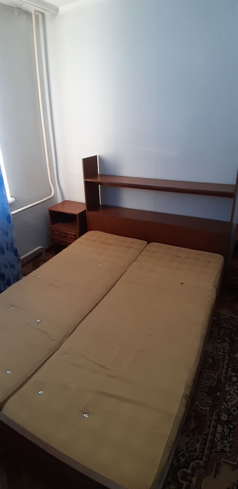 Продаётся двухспальная кровать ,две тумбочки и столик 40 000т