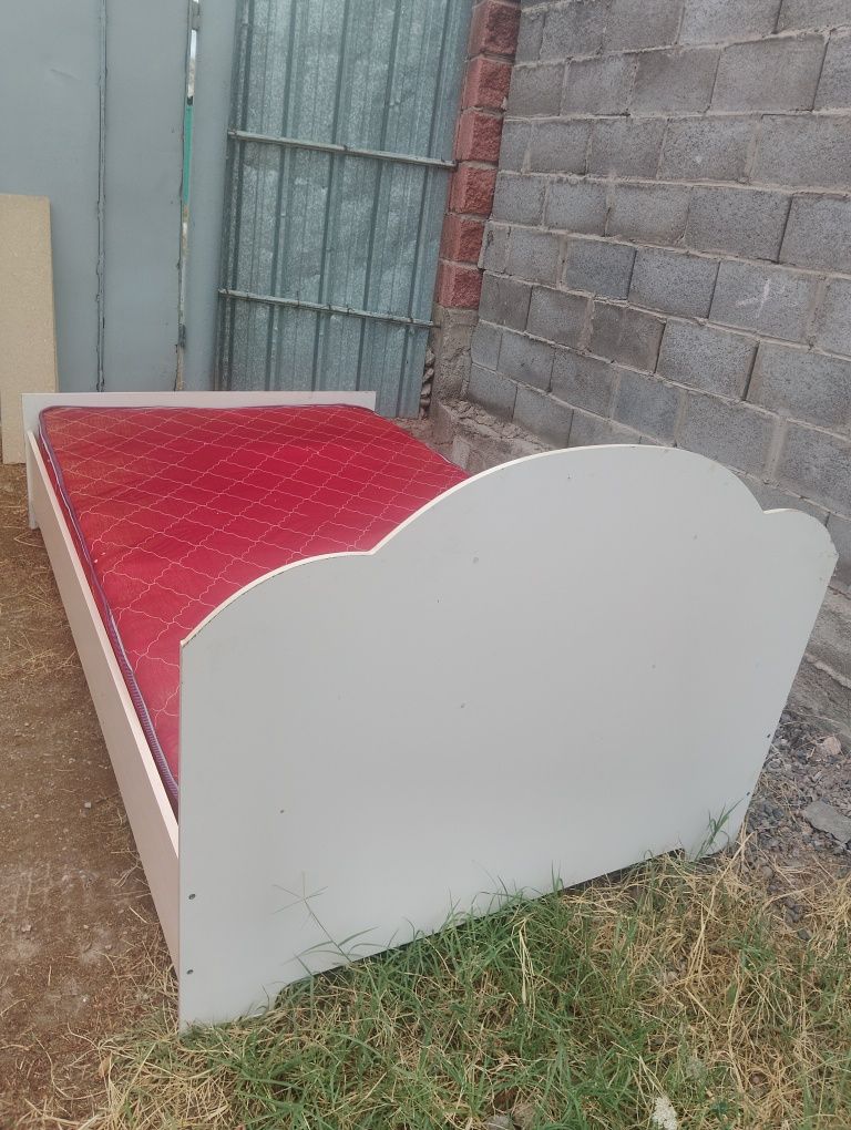 Продам кровать полуторка
