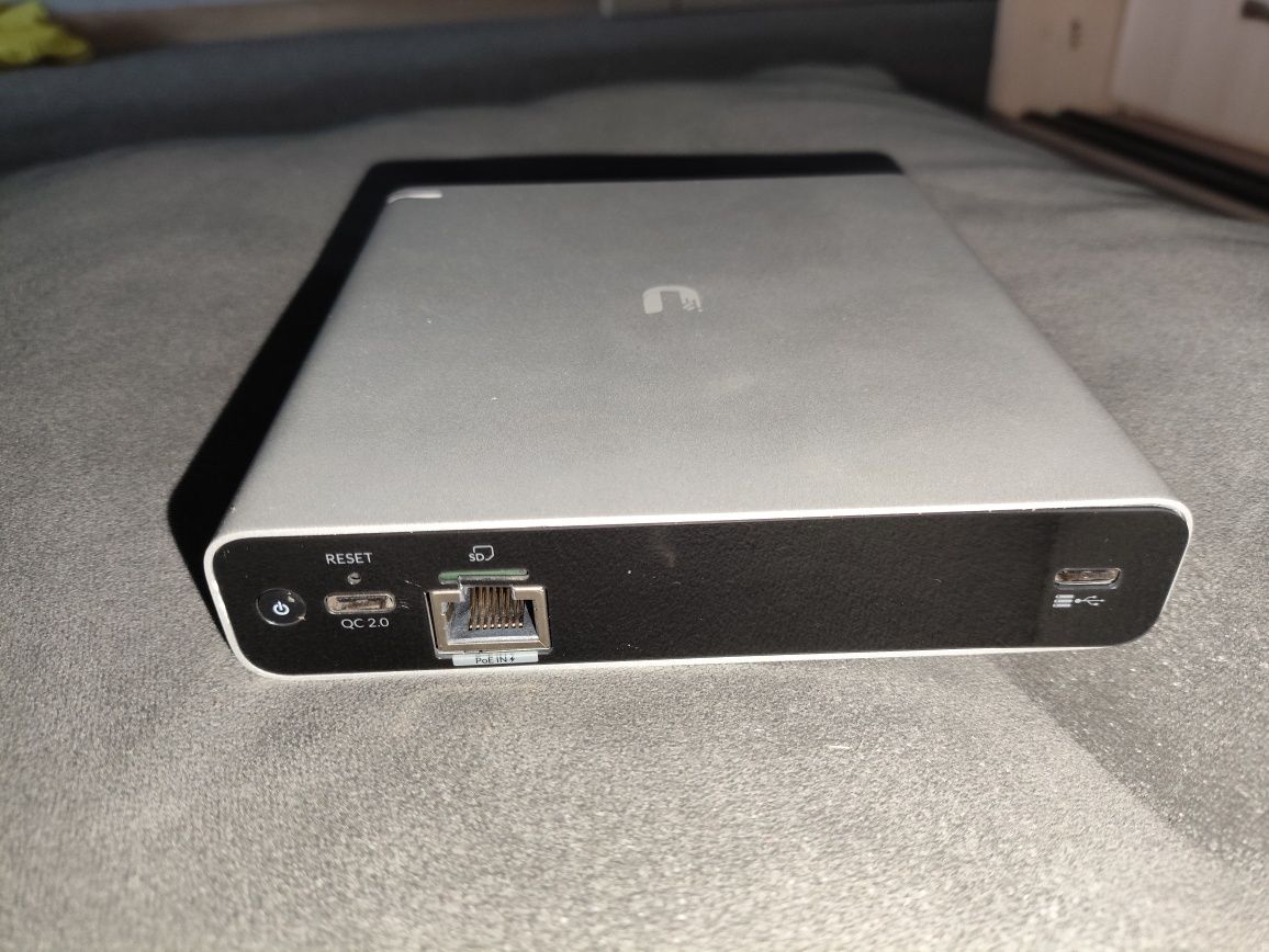 Продам Unifi убик, Гигабитный PoE инжектор, cloudkey