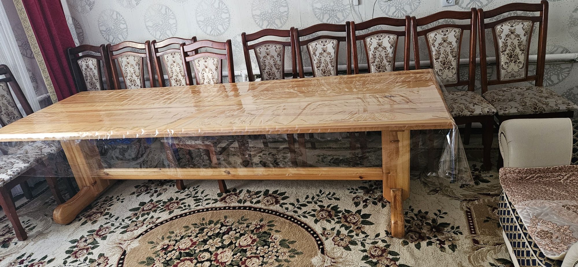 Стол в гостинную +стулья мягкие