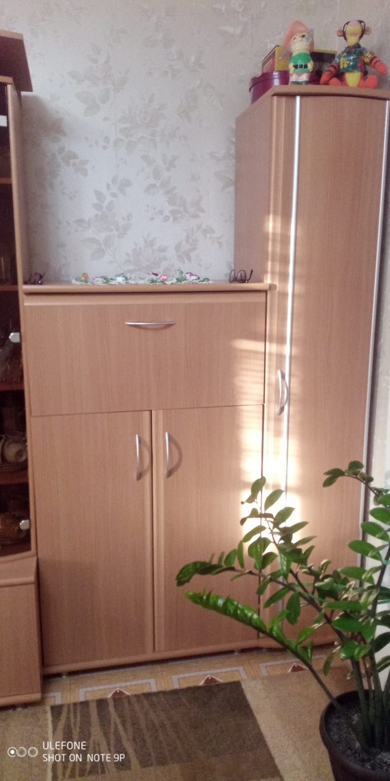 Продам журнальный столик, горку в зал, 6 снкций, длина 3м 30см, пр-во