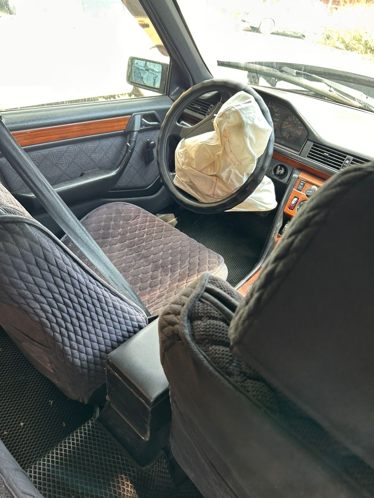 Продам мерседес w124 E200 рестайлинг
Все как на фото, попал в ДТП реши