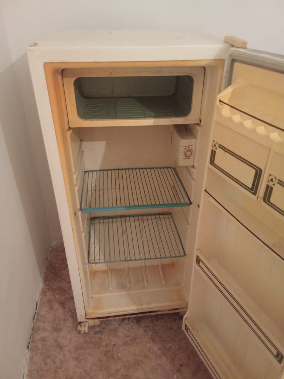 Продам холодильник не работает только морозилка
