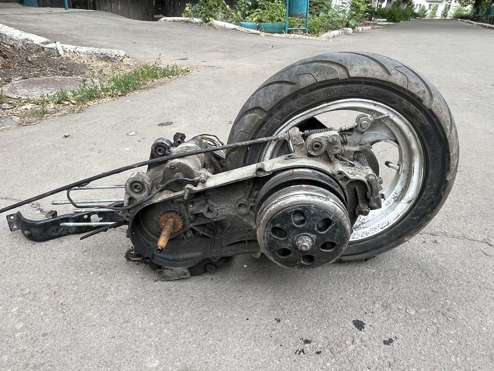 Продам множество запчастей на скутер