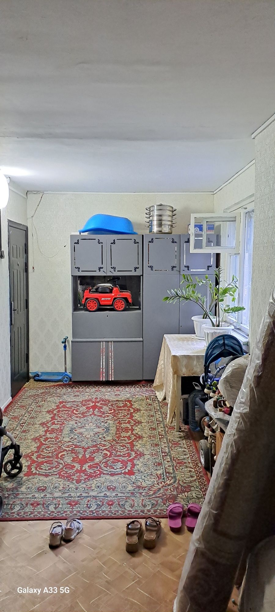 11а мкр, дом 18 Продаются 5 комн. квартира в хорошем состоянии.