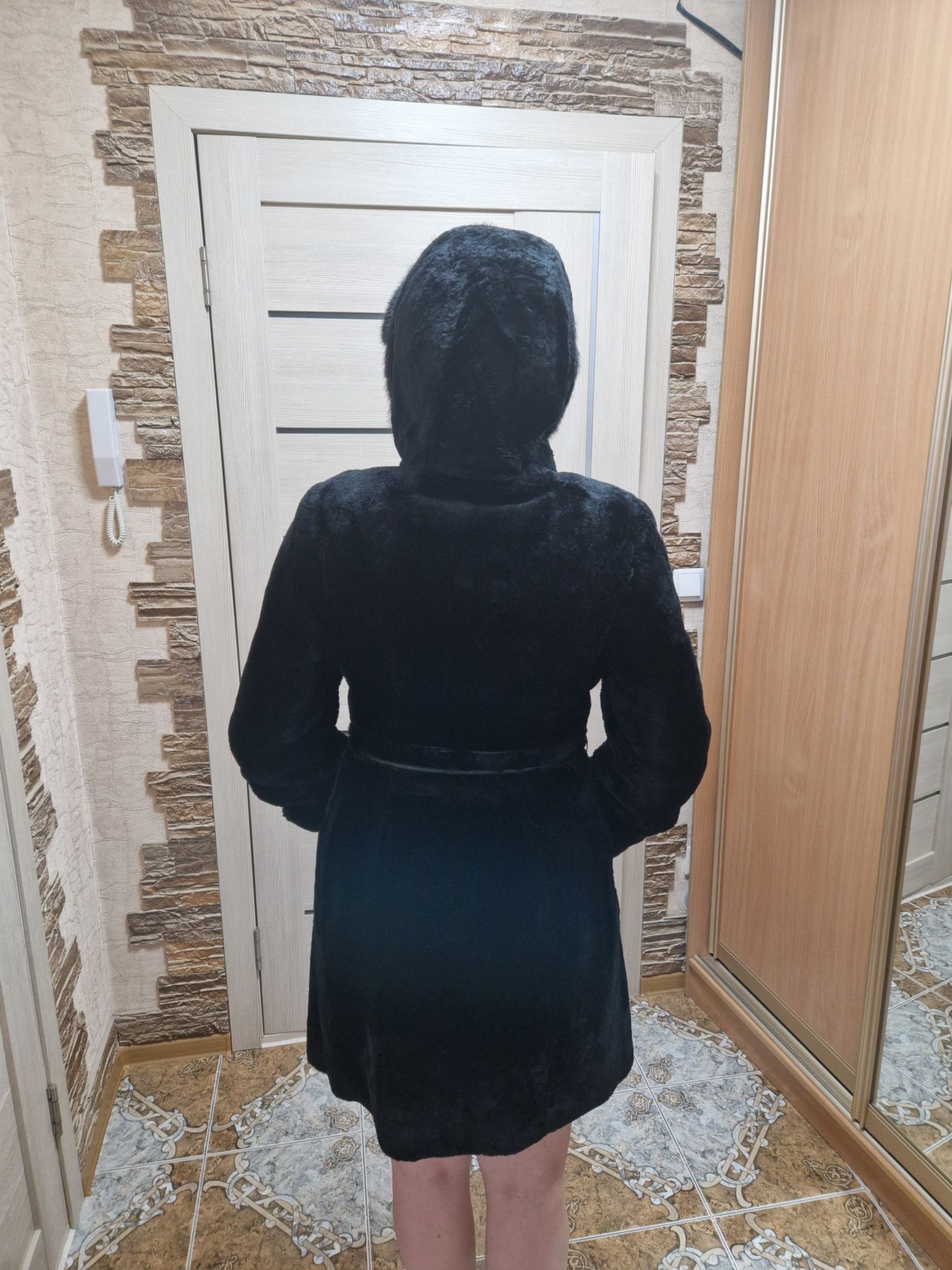 Продам шубу мутон, оборка норка. Очень тёплая. Размер 44-46.