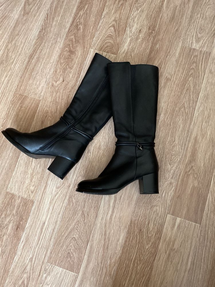 Продам женские зимние сапоги
