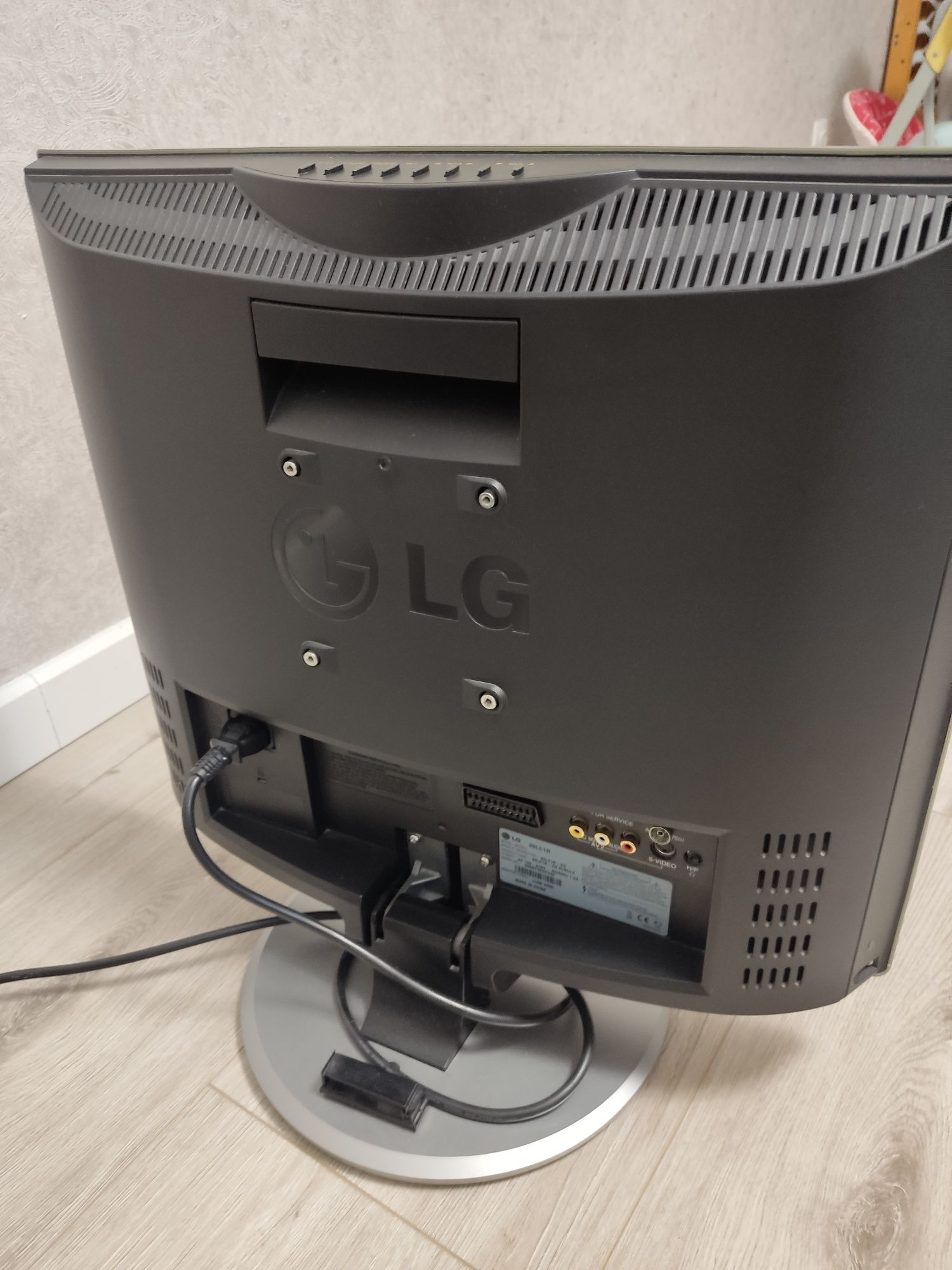 Телевизор LG  и Hyundai LCD TV D50