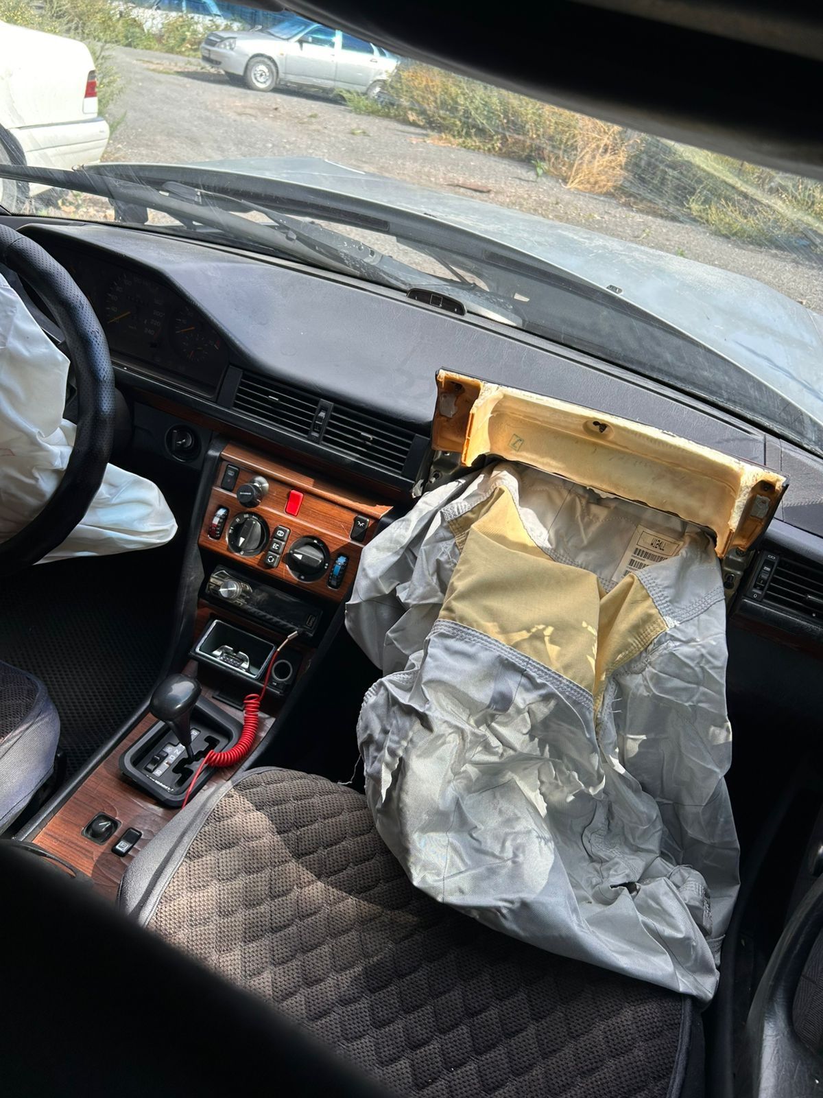 Продам мерседес w124 E200 рестайлинг
Все как на фото, попал в ДТП реши
