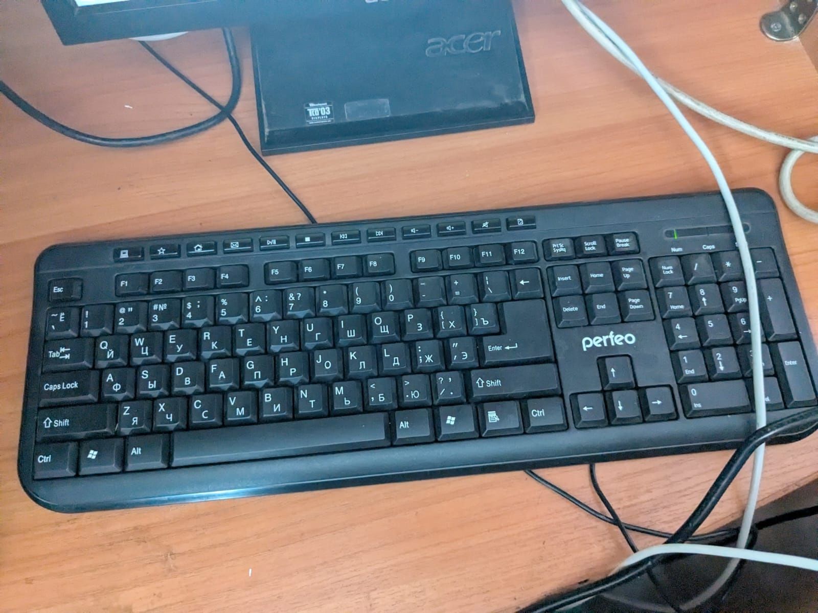 Продается компьютер для учебы или в офис.Телеприставка  в подарок