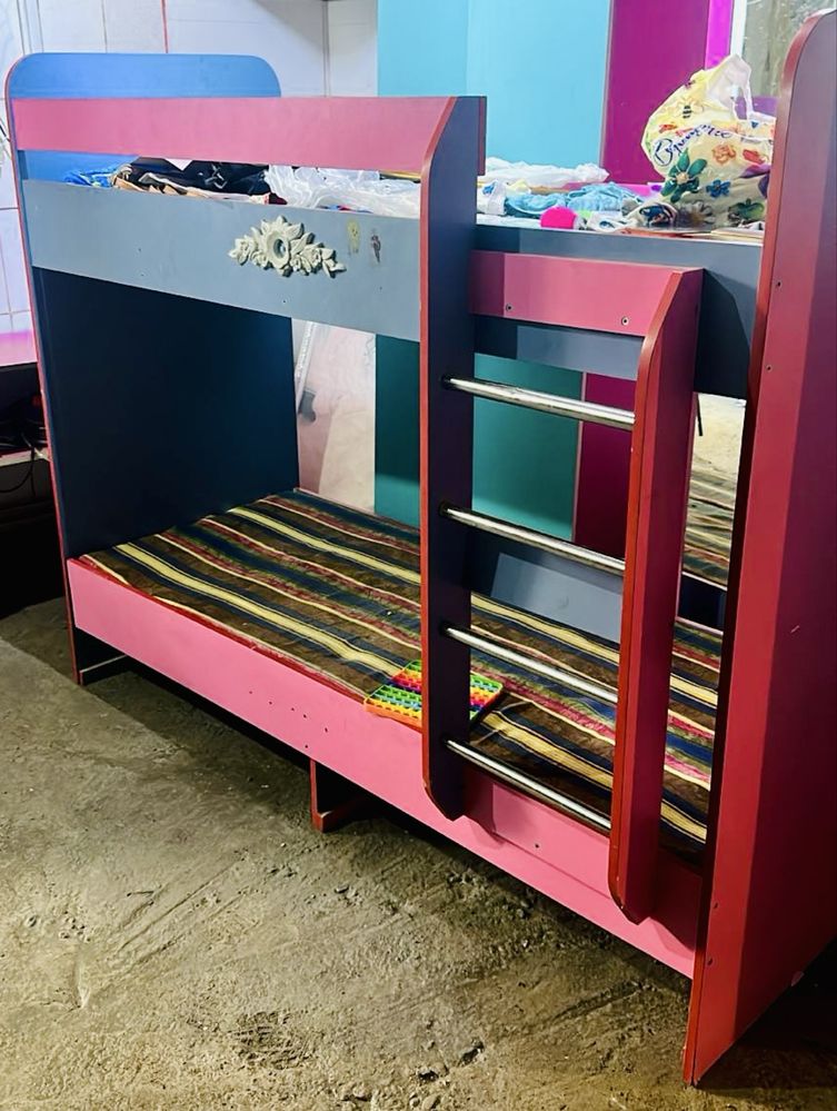 Продам детский 3 шкафа + стол и кровать