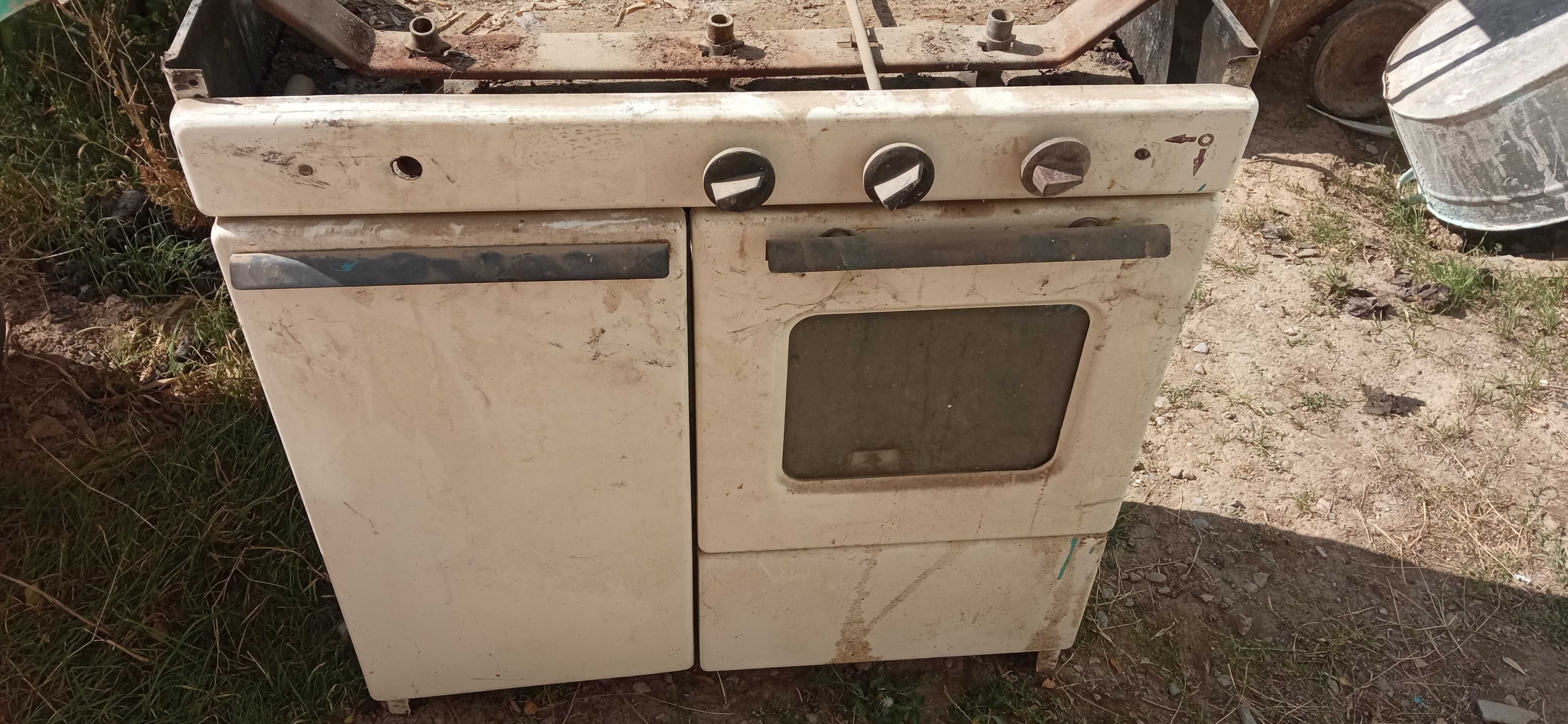 Газплиту продам. 3 конфорочная. В комплекте