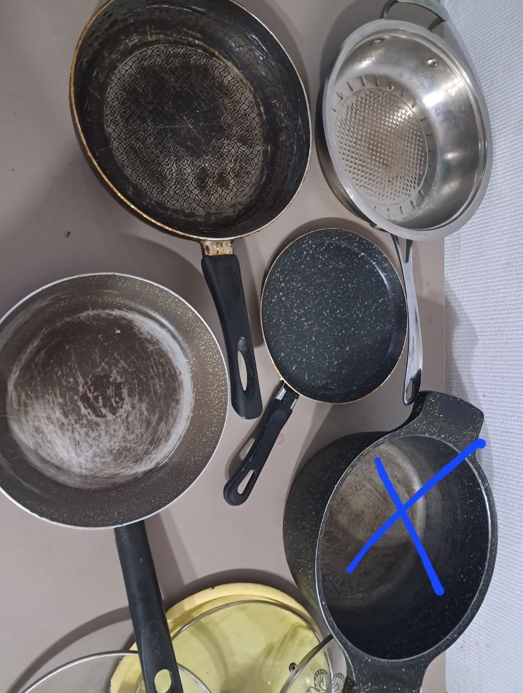Продам посуду:тарелки, пиала, сковородки, ,кофеварку,чайник