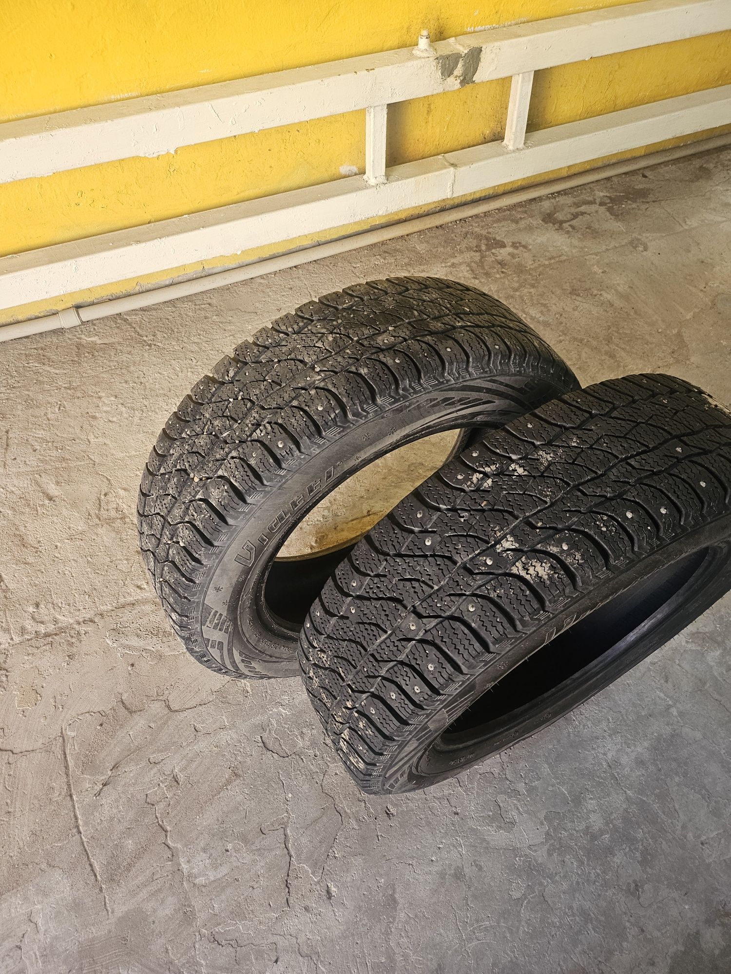 Продам б/у  зимние  шины 215,60,17