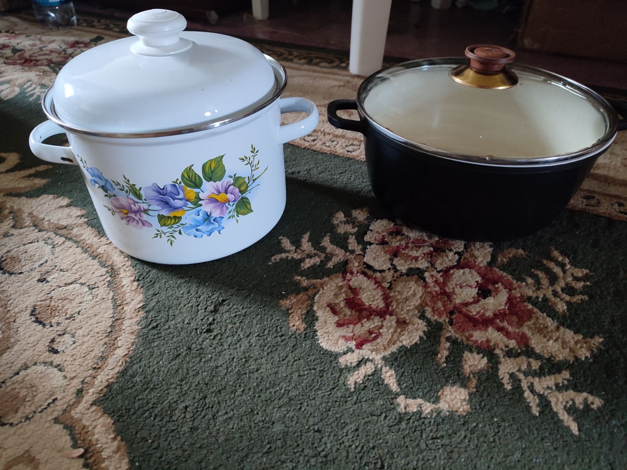 Чёрная и белая кастрюля