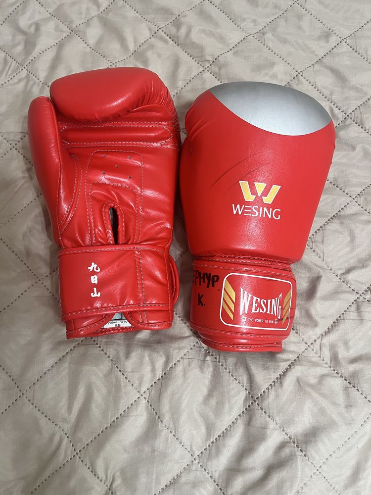 продам боксерские перчатки WESING 10-12 унций