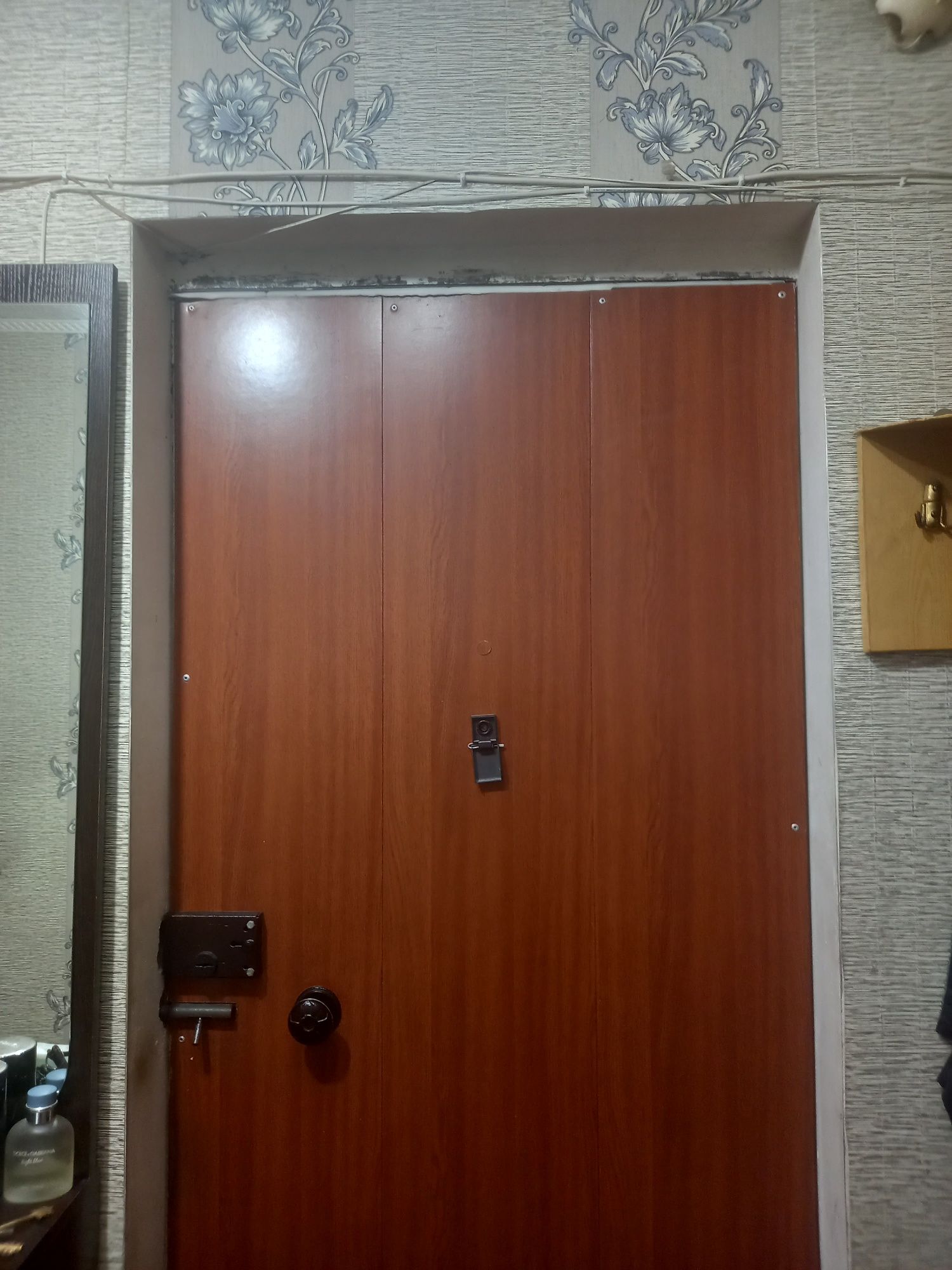 Продам входную железную дверь